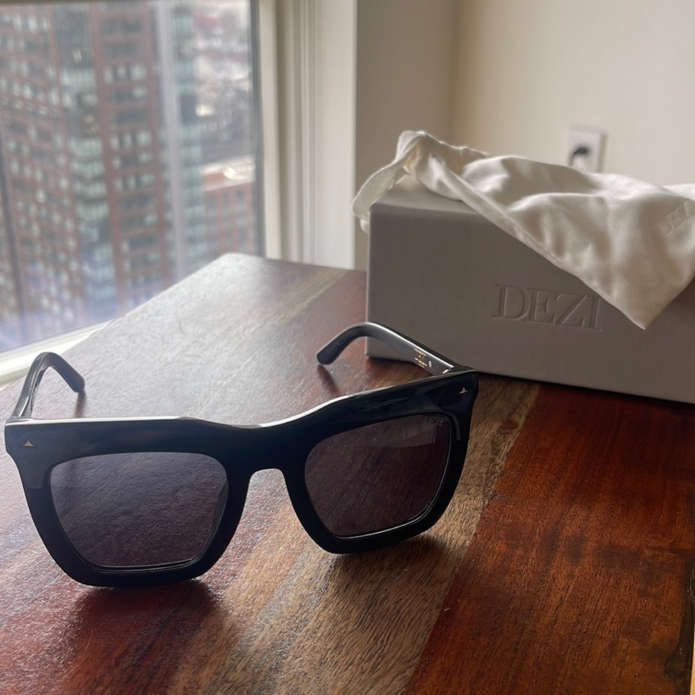 Dezi fall black sunglasses